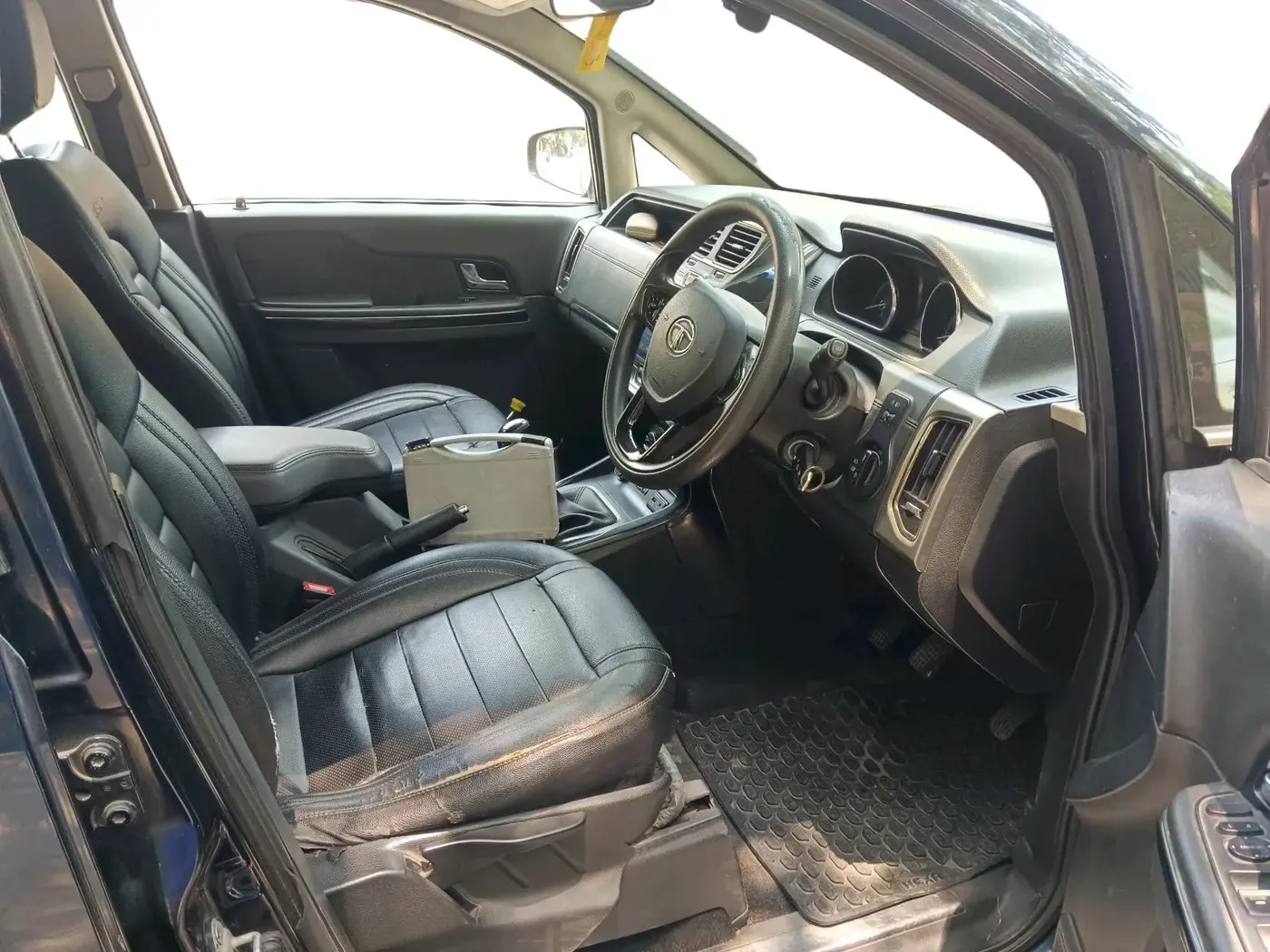 2018 Tata Hexa XE 4X2 7 STR, Diesel, Manual, 1,17,248 km, interior