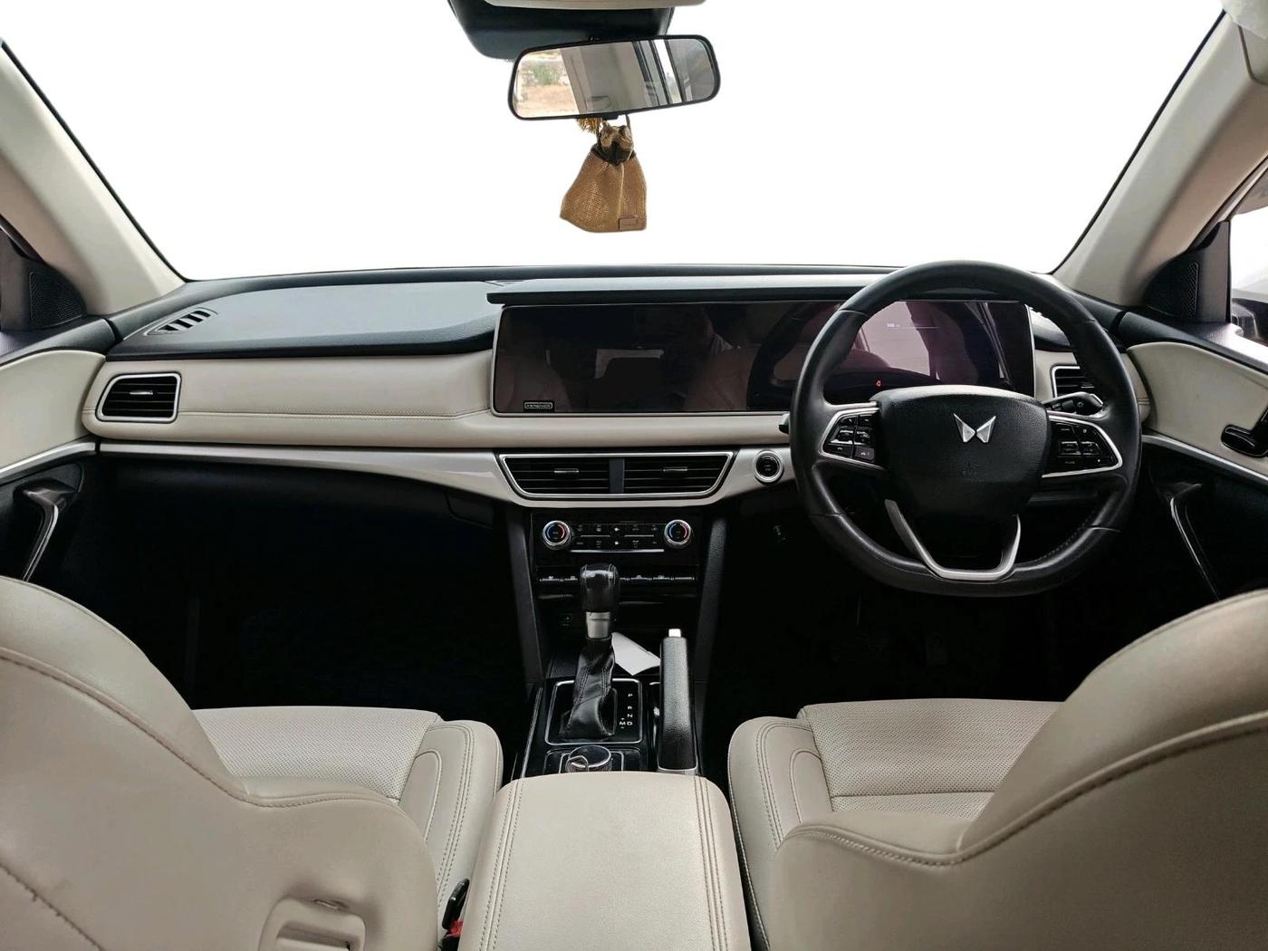 2021 Mahindra XUV700 AX 7 P AT 7 STR, Petrol, Automatic, 77,120 km, interior