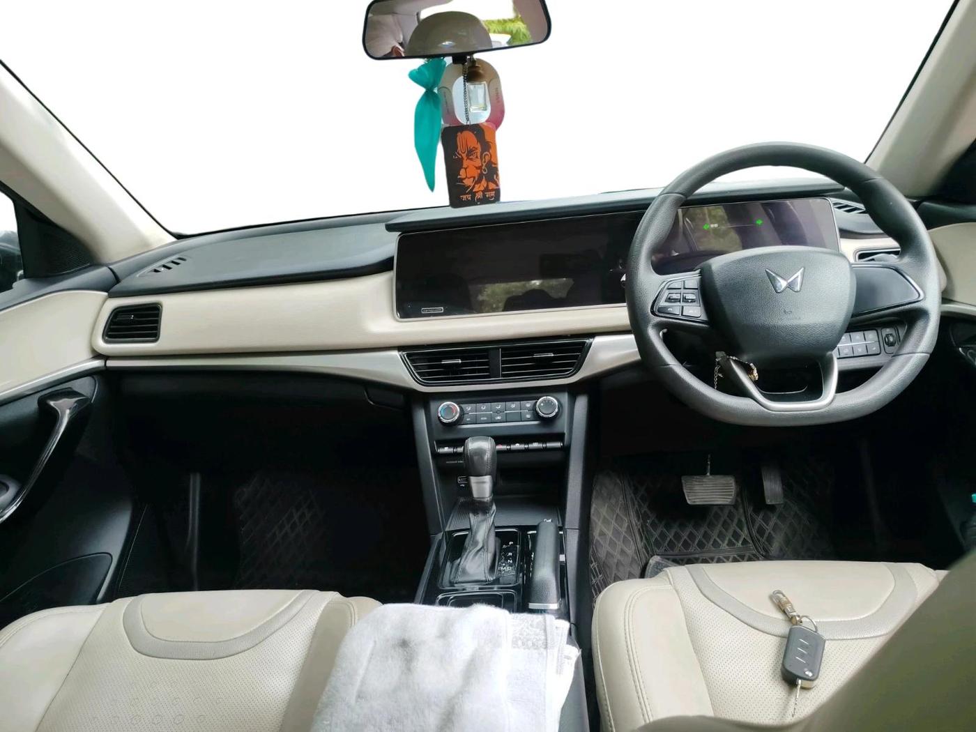 2022 Mahindra XUV700 AX 5 P AT 5 STR, Petrol, Automatic, 22,075 km, interior