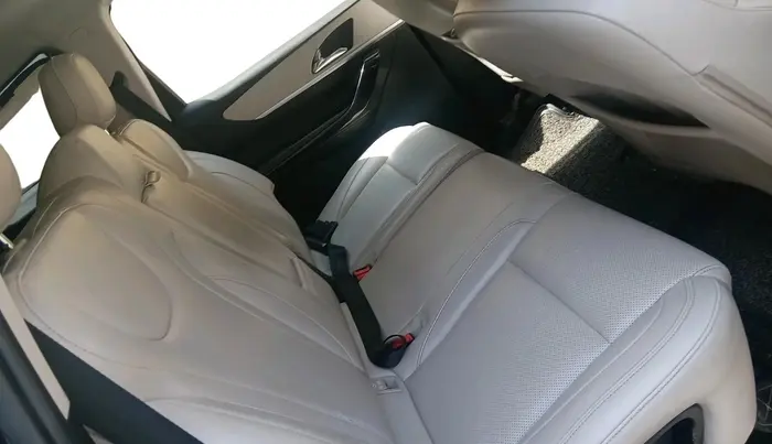 2022 Mahindra XUV700 AX 7 P MT 7 STR, Petrol, Manual, 36,435 km, interior