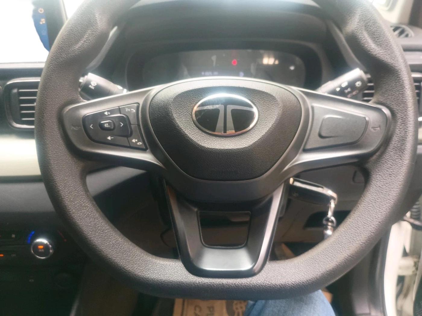 2024 Tata PUNCH ADVENTURE RHYTHM PACK MT, Petrol, Manual, 25,403 km, interior