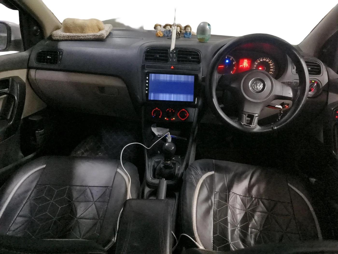 2011 Volkswagen Polo COMFORTLINE 1.2L PETROL, CNG, Manual, 1,10,679 km, interior