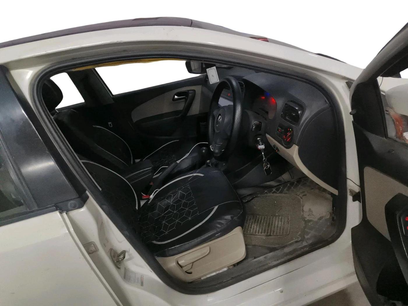 2011 Volkswagen Polo COMFORTLINE 1.2L PETROL, CNG, Manual, 1,10,679 km, interior