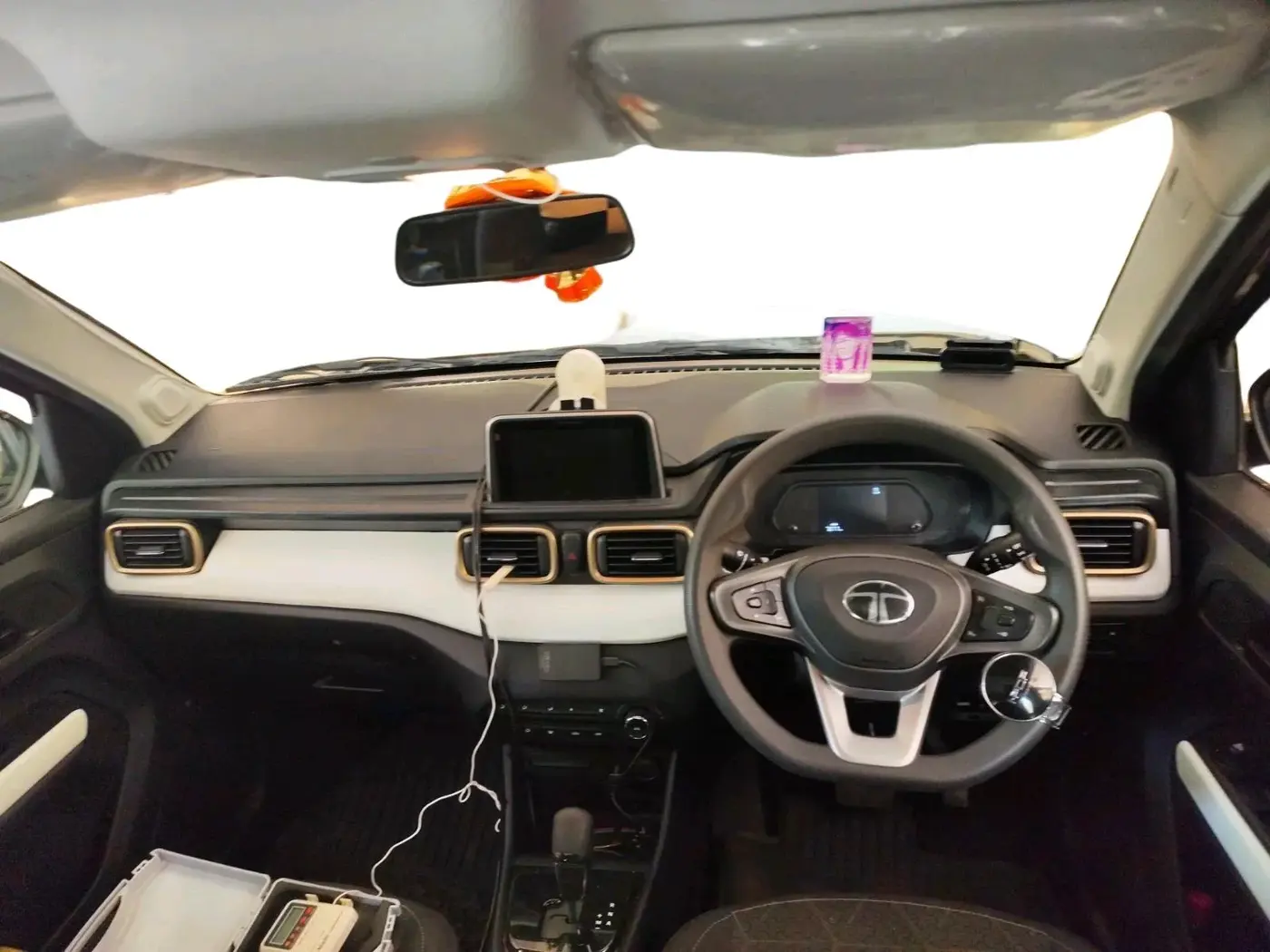 2024 Tata PUNCH ACCOMPLISHED DAZZLE PACK AMT, Petrol, Automatic, 7,077 km, interior