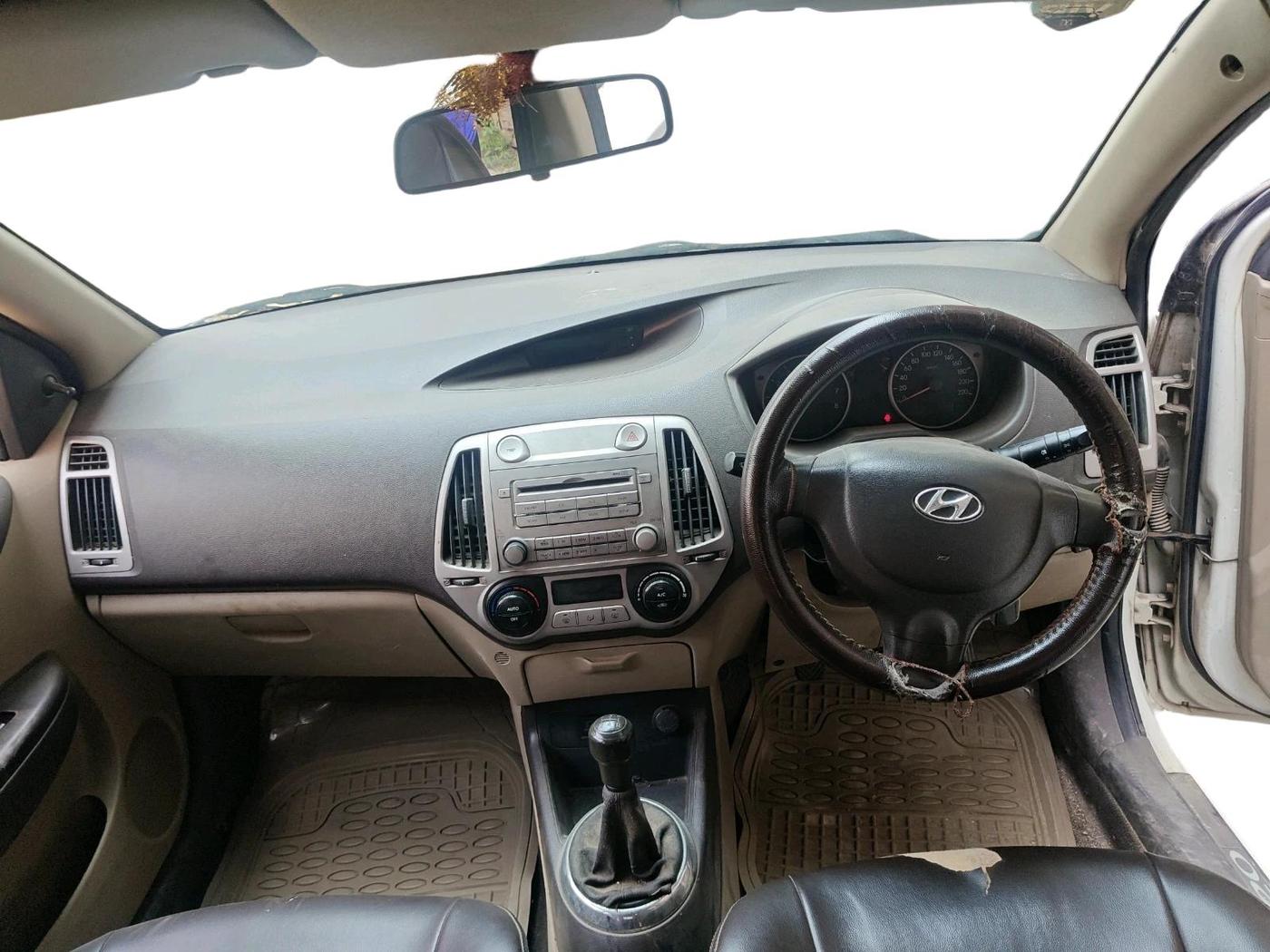 2011 Hyundai i20 MAGNA 1.2, CNG, Manual, 92,326 km, interior