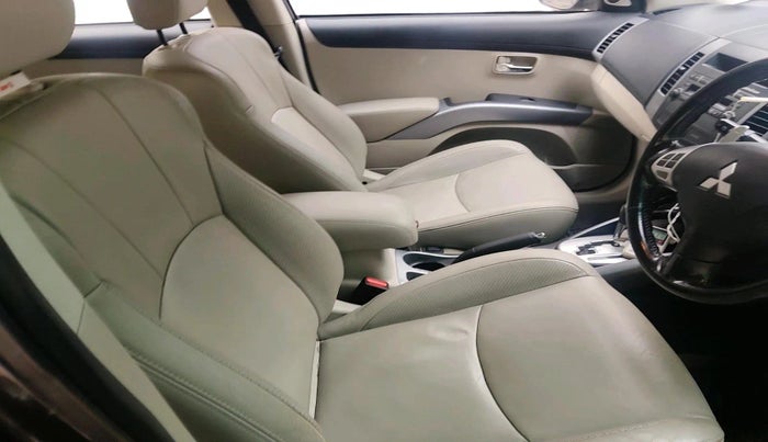 2011 Mitsubishi Outlander 2.4 MIVEC, Petrol, Automatic, 42,609 km, interior