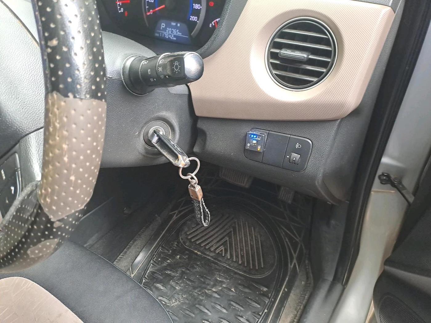 2017 Hyundai Grand i10 SPORTZ (O) AT 1.2 KAPPA VTVT, CNG, Automatic, 1,17,642 km, interior
