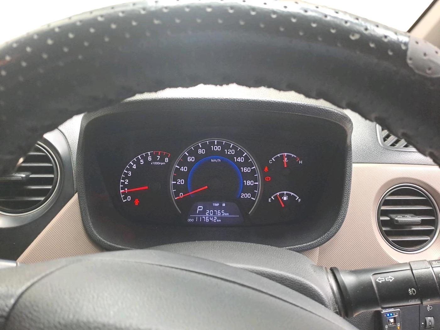 2017 Hyundai Grand i10 SPORTZ (O) AT 1.2 KAPPA VTVT, CNG, Automatic, 1,17,642 km, interior