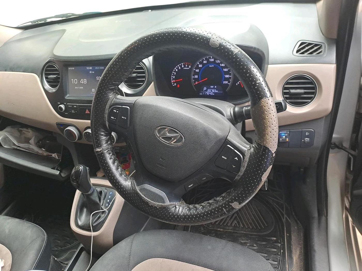 2017 Hyundai Grand i10 SPORTZ (O) AT 1.2 KAPPA VTVT, CNG, Automatic, 1,17,642 km, interior