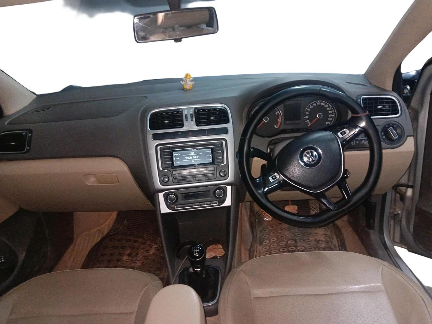 2015 Volkswagen Vento HIGHLINE 1.6 MPI, Petrol, Manual, 1,16,322 km, interior
