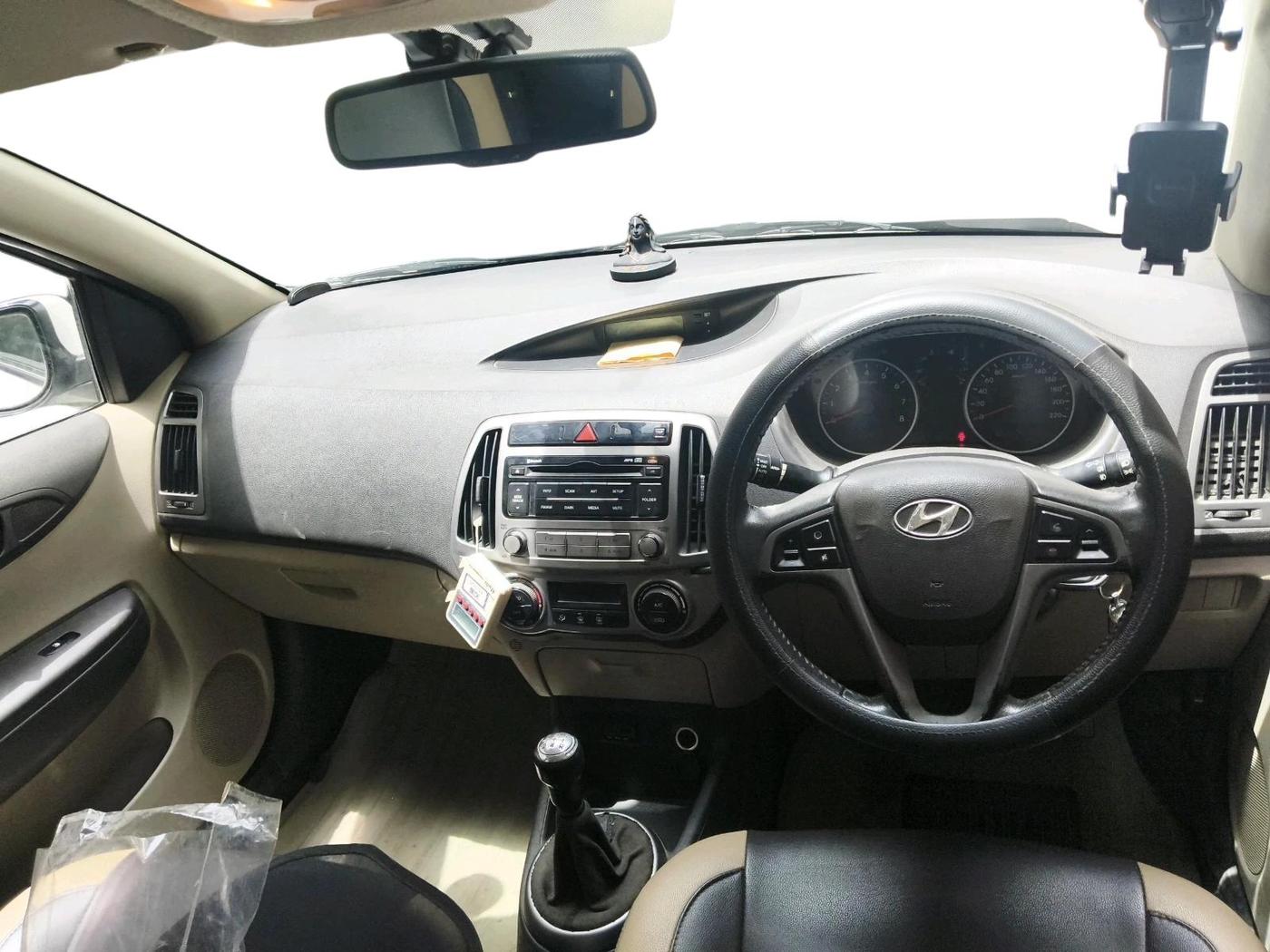 2014 Hyundai i20 SPORTZ 1.2, Petrol, Manual, 82,025 km, interior