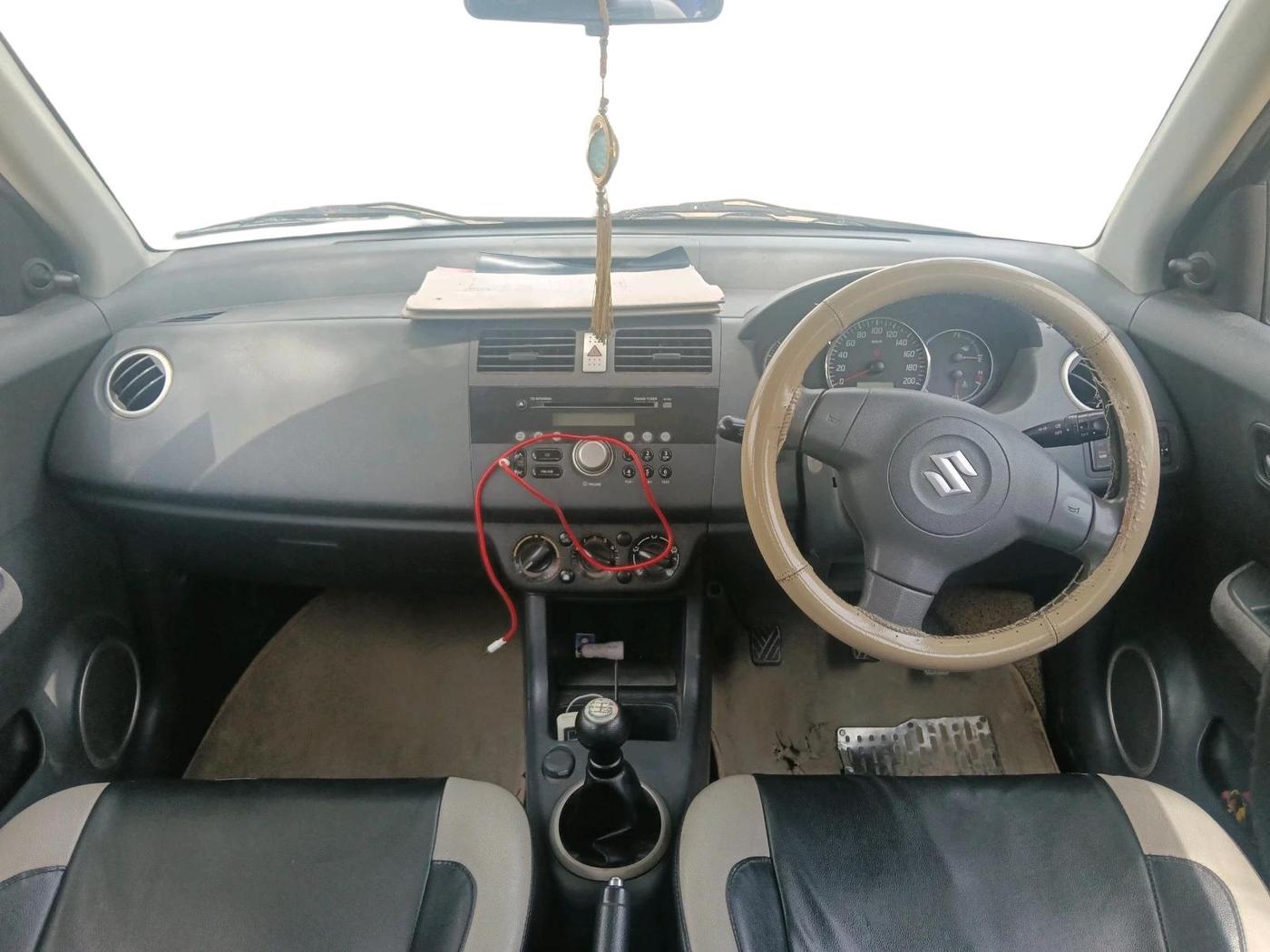 2011 Maruti Swift VXI, CNG, Manual, 1,17,856 km, interior
