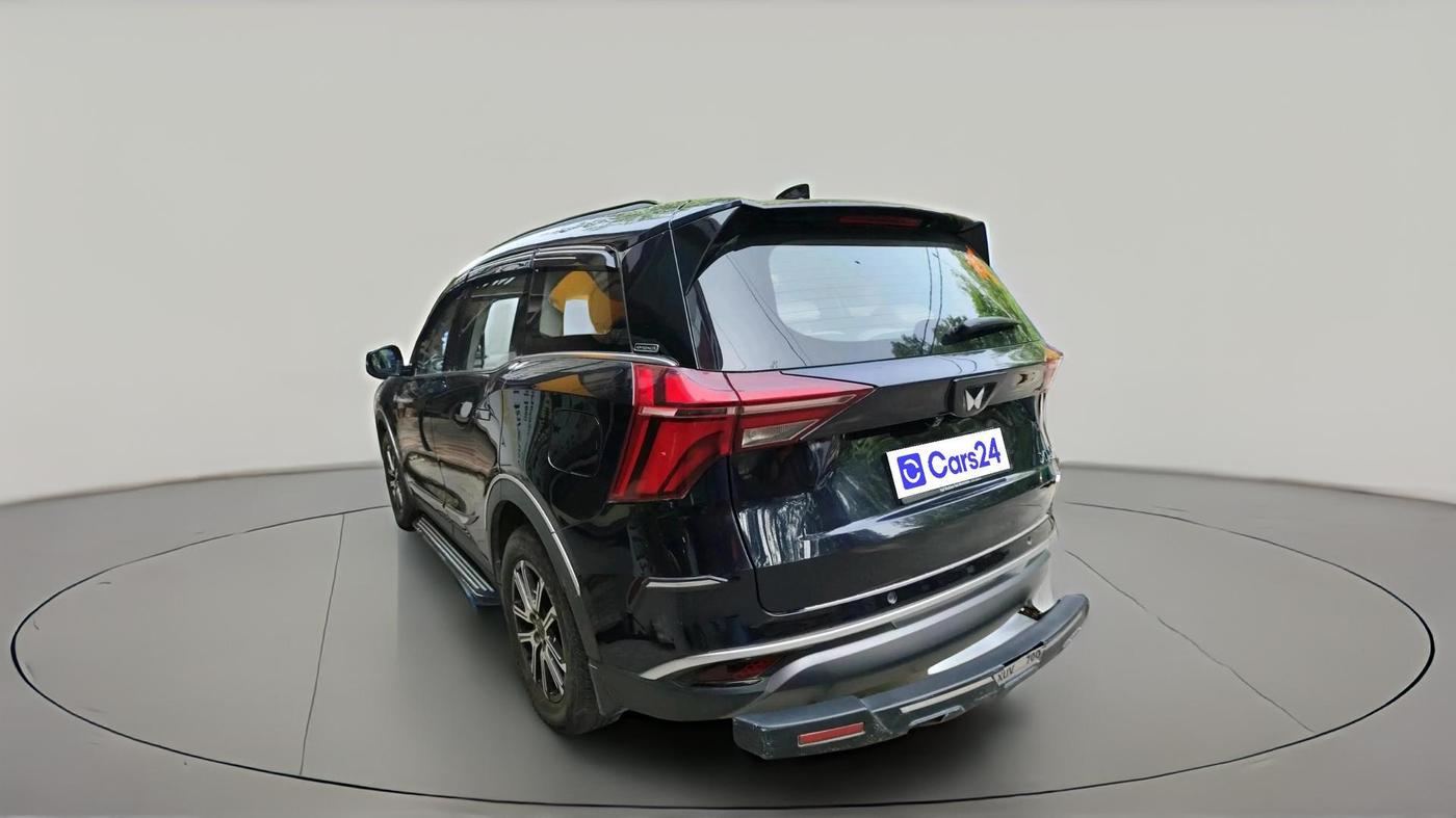 2022 Mahindra XUV700 AX 7 P AT 7 STR, Petrol, Automatic, 30,364 km, exterior