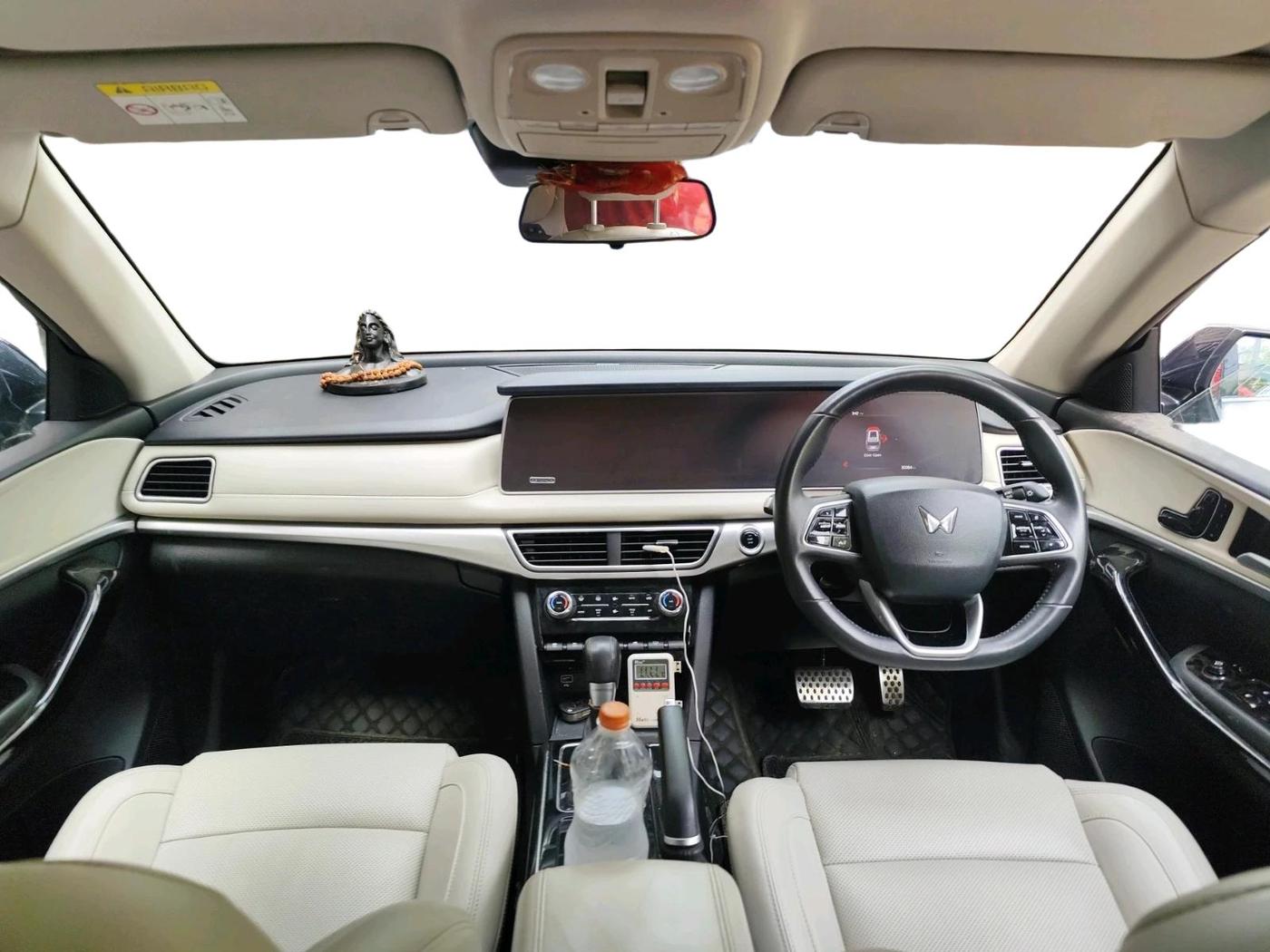 2022 Mahindra XUV700 AX 7 P AT 7 STR, Petrol, Automatic, 30,364 km, interior