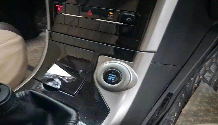 2018 Mahindra XUV500 W7, Diesel, Manual, 81,228 km, interior