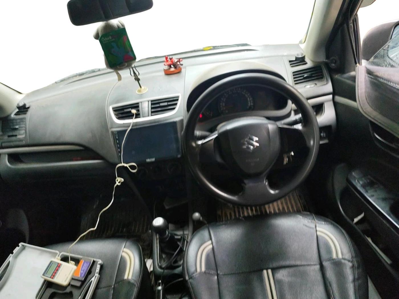 2017 Maruti Swift LXI (O), CNG, Manual, 1,39,624 km, interior