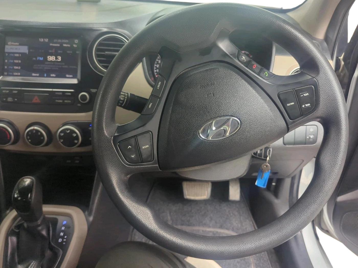 2017 Hyundai Grand i10 SPORTZ (O) AT 1.2 KAPPA VTVT, Petrol, Automatic, 42,150 km, interior