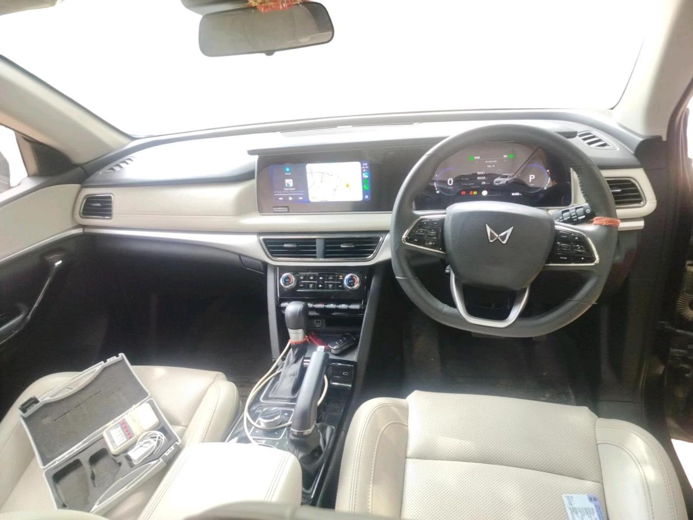 2025 Mahindra XUV700 AX 7 P AT 7 STR, Petrol, Automatic, 16,478 km, interior