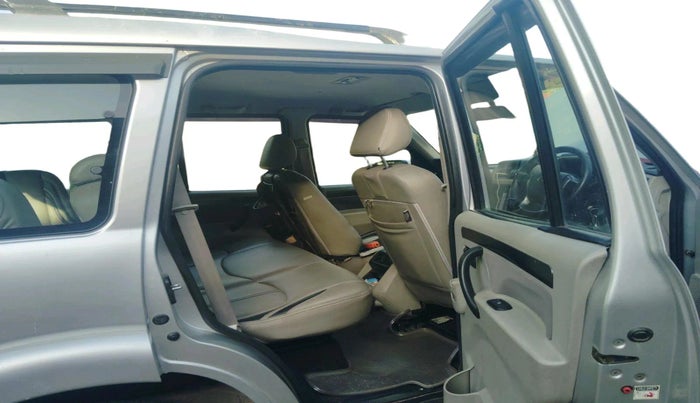 2016 Mahindra Scorpio S6 PLUS 1.99 INTELLI-HYBRID, Diesel, Manual, 81,496 km, interior