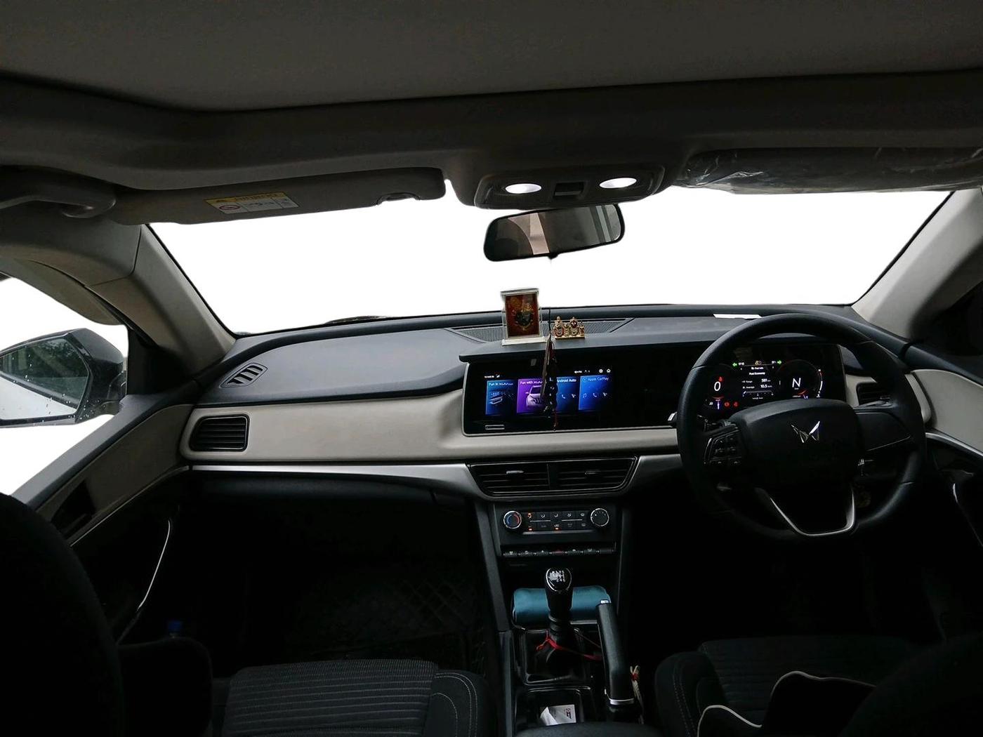 2022 Mahindra XUV700 AX 5 P MT 7 STR, Petrol, Manual, 33,290 km, interior