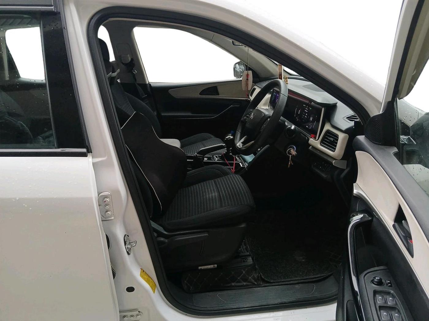 2022 Mahindra XUV700 AX 5 P MT 7 STR, Petrol, Manual, 33,290 km, interior