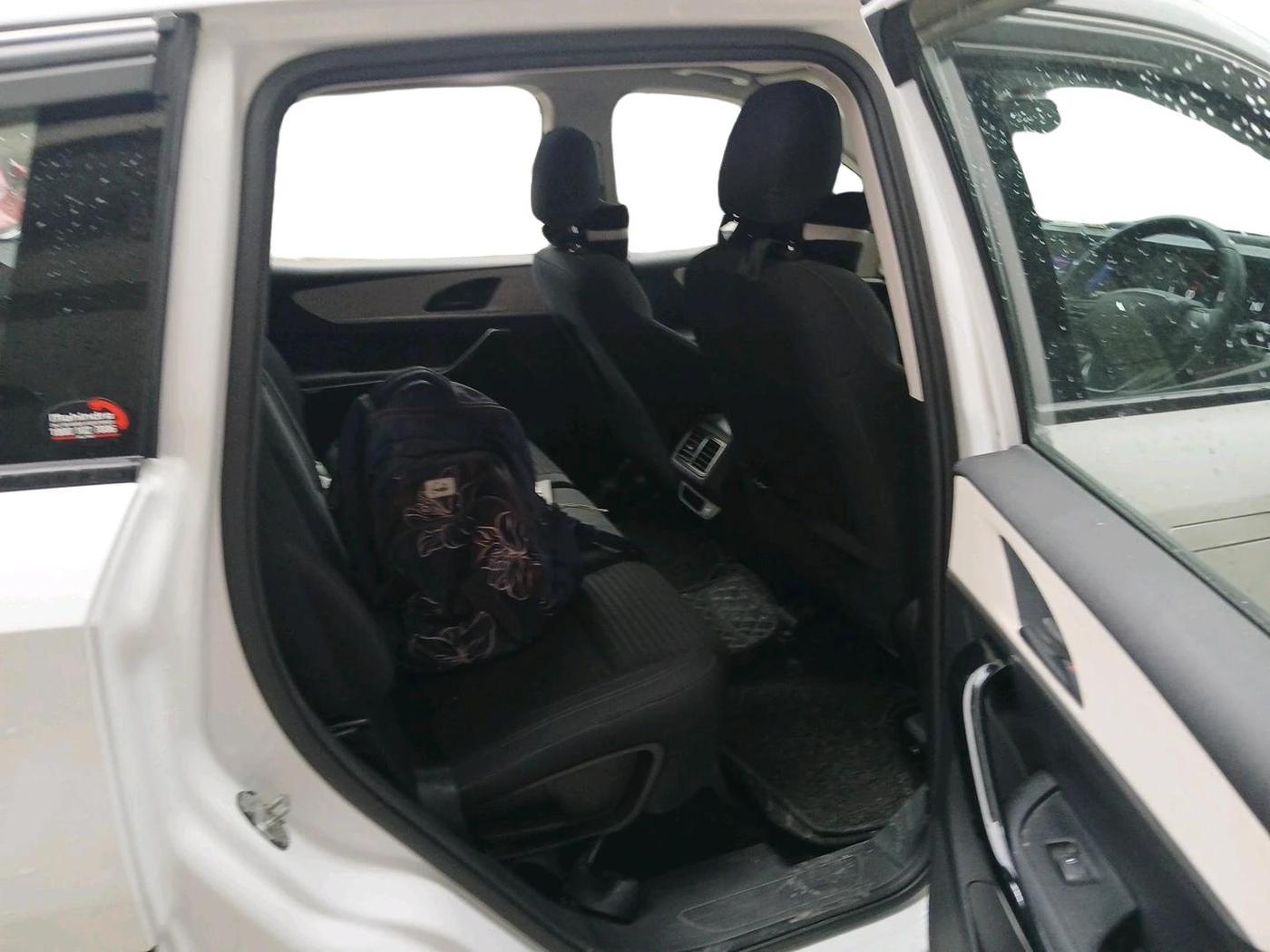 2022 Mahindra XUV700 AX 5 P MT 7 STR, Petrol, Manual, 33,290 km, interior