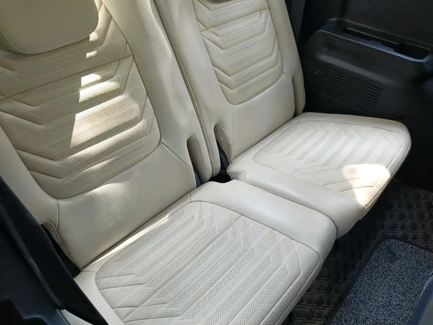 2022 KIA CARENS LUXURY PLUS 1.4 PETROL 7 STR, Petrol, Manual, 14,333 km, interior