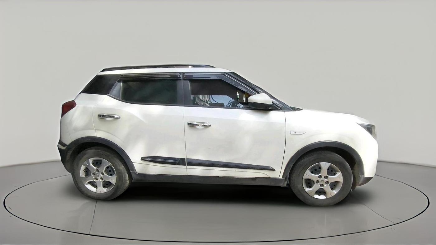 2023 Mahindra XUV300 W6 1.2 PETROL, Petrol, Manual, 38,268 km, exterior