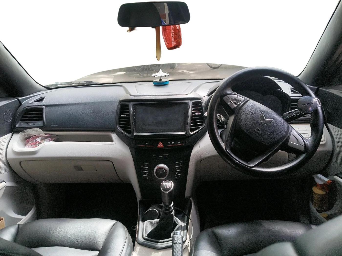 2023 Mahindra XUV300 W6 1.2 PETROL, Petrol, Manual, 38,268 km, interior