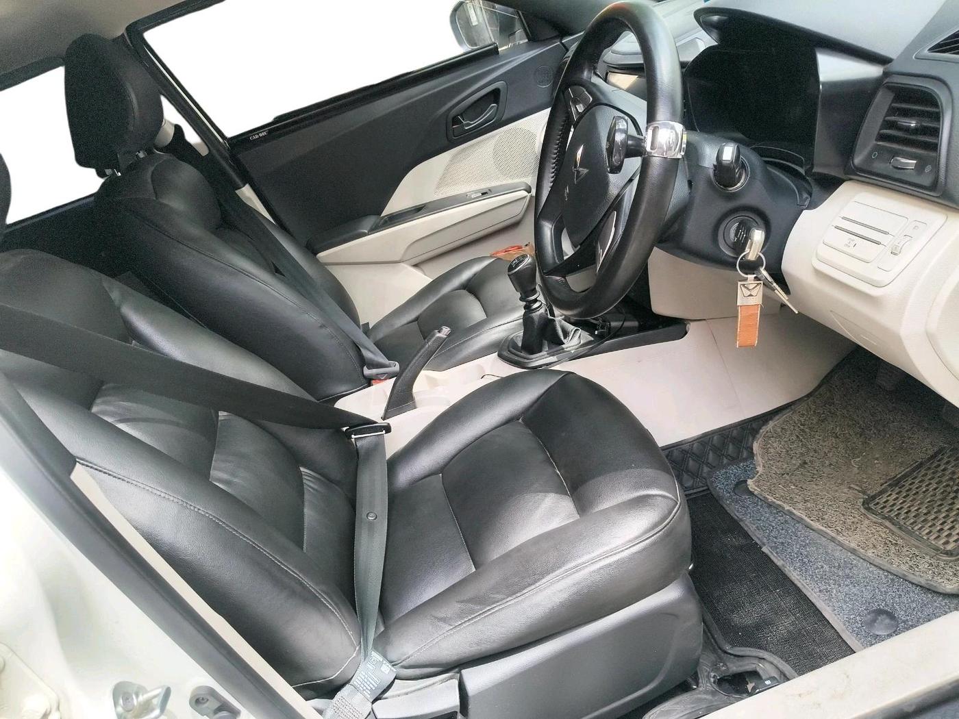 2023 Mahindra XUV300 W6 1.2 PETROL, Petrol, Manual, 38,268 km, interior