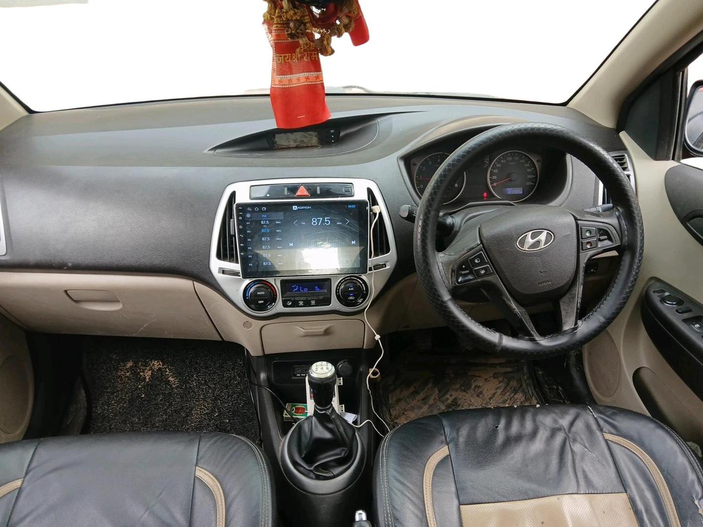 2013 Hyundai i20 SPORTZ 1.2, CNG, Manual, 1,21,737 km, interior