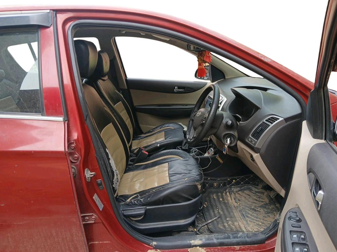 2013 Hyundai i20 SPORTZ 1.2, CNG, Manual, 1,21,737 km, interior