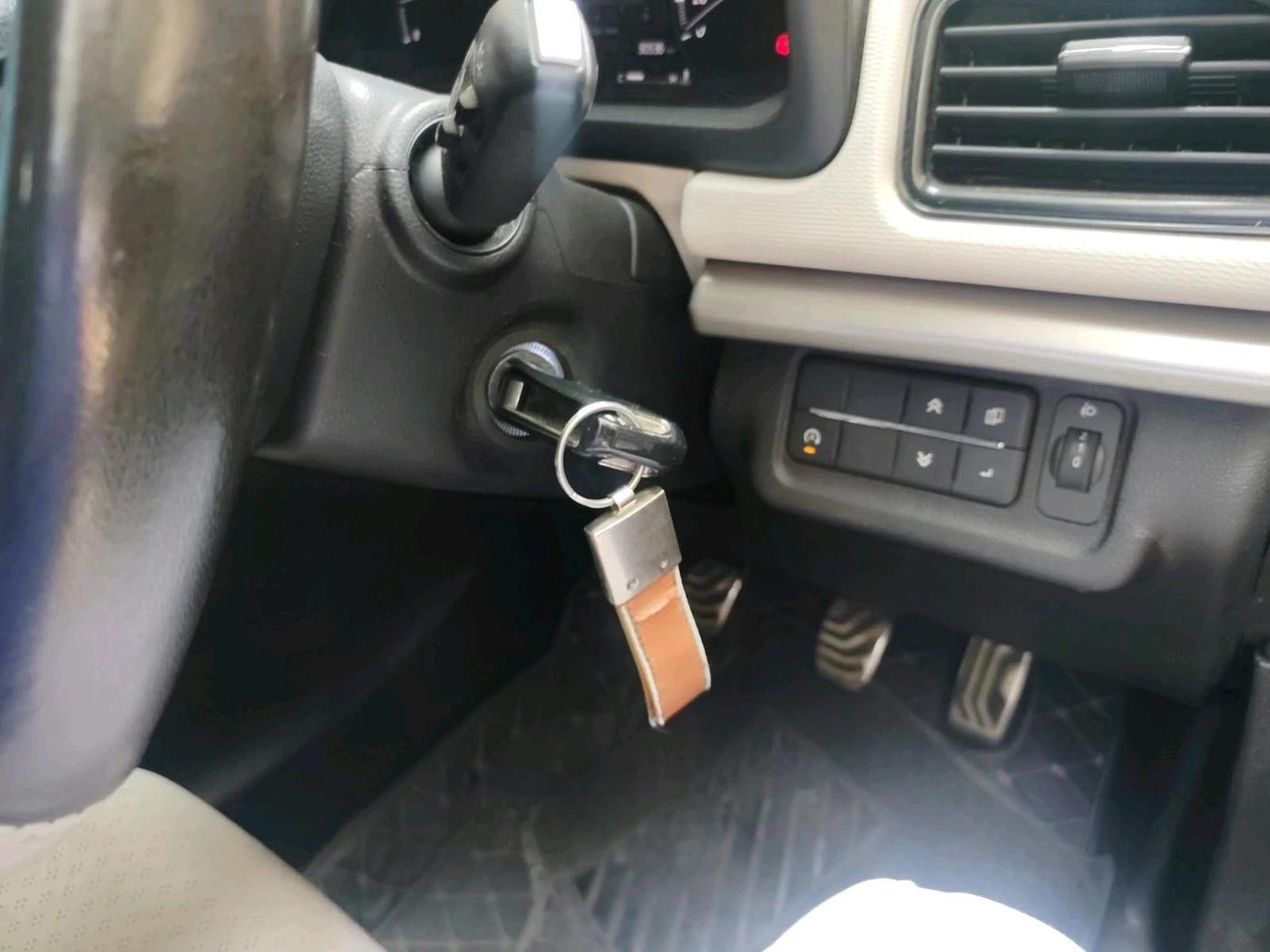 2023 Mahindra XUV700 MX P MT 5 STR, Petrol, Manual, 30,536 km, interior
