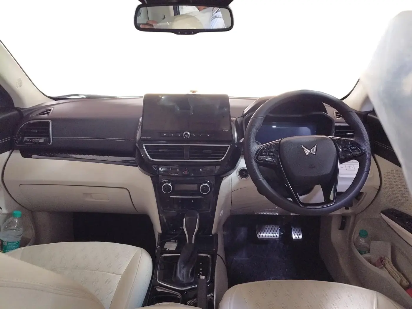 2024 Mahindra XUV 3XO AX7 1.2 TGDi AT, Petrol, Automatic, 11,593 km, interior