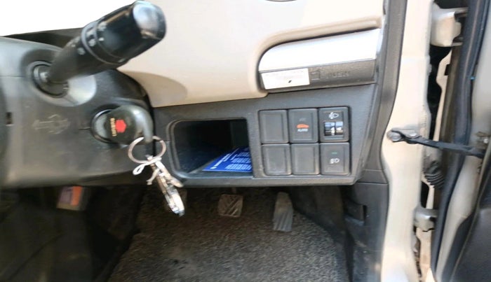 2013 Maruti Wagon R 1.0 VXI, Petrol, Manual, 1,11,053 km, interior
