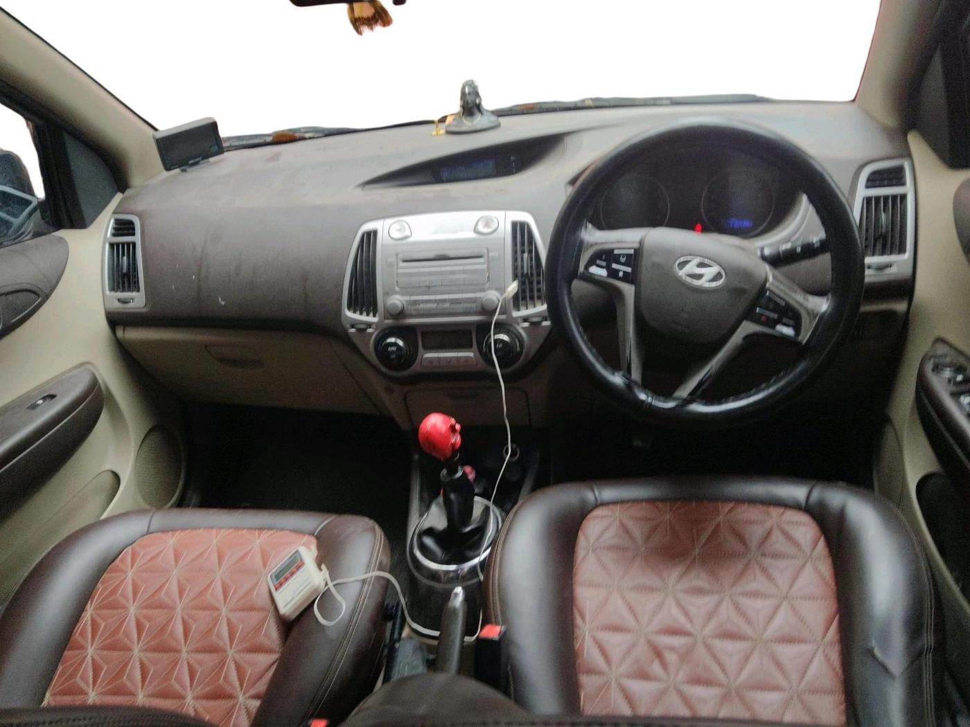 2011 Hyundai i20 SPORTZ 1.2, CNG, Manual, 1,10,438 km, interior