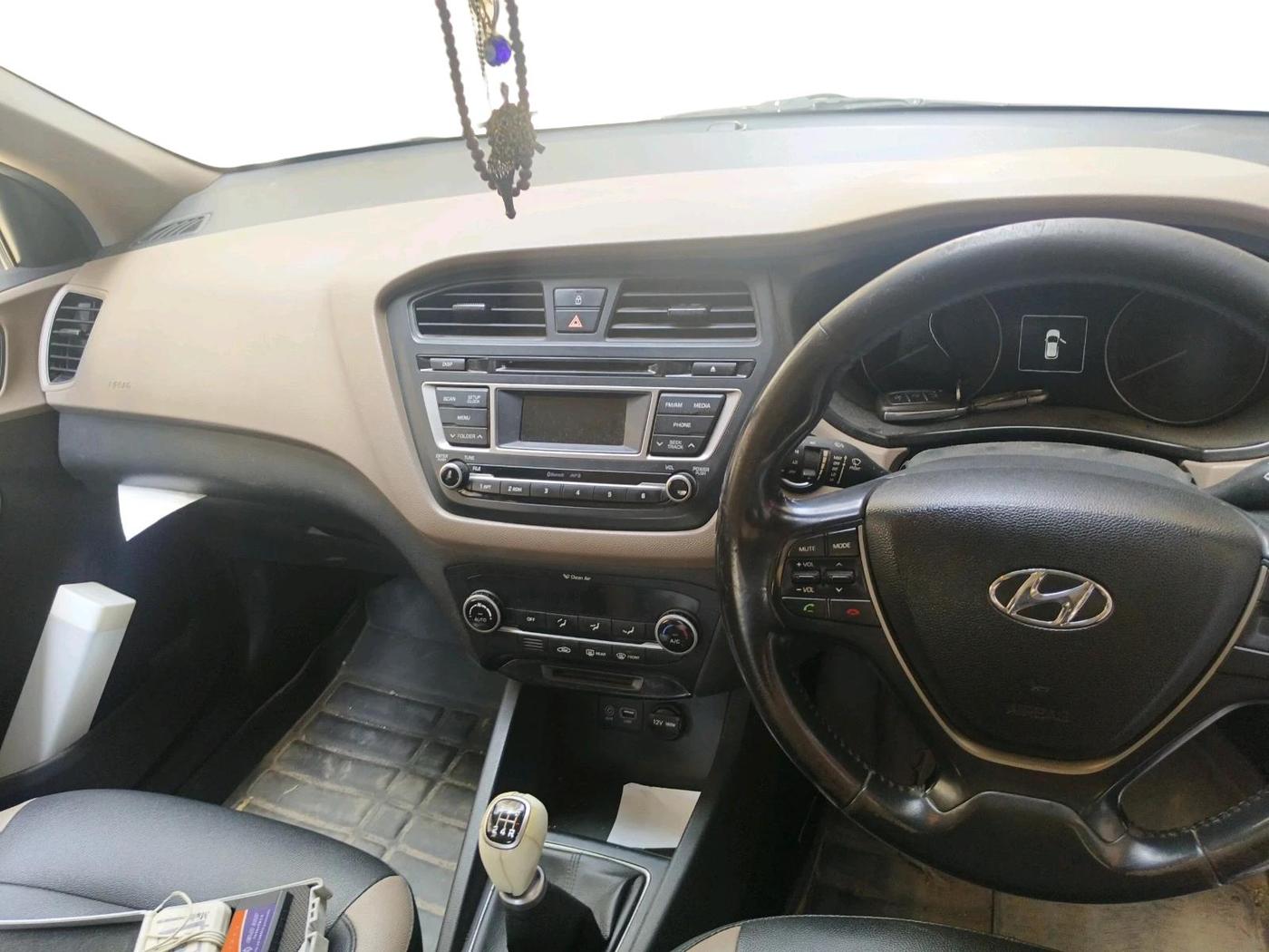 2015 Hyundai Elite i20 ASTA 1.2, Petrol, Manual, 1,45,024 km, interior