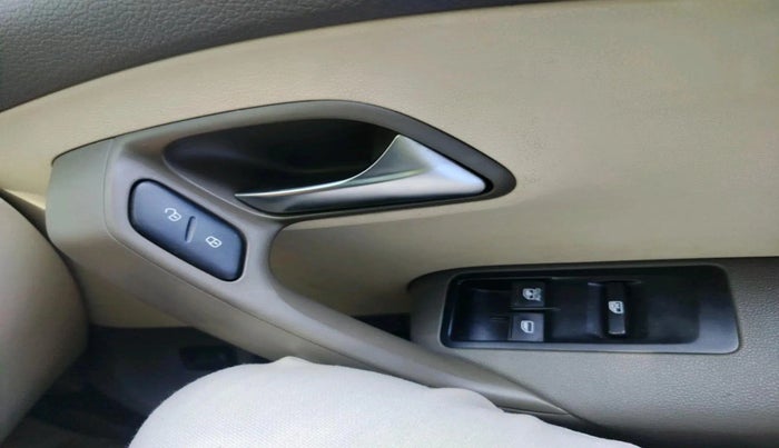 2011 Volkswagen Vento TRENDLINE 1.6, Petrol, Manual, 30,807 km, interior