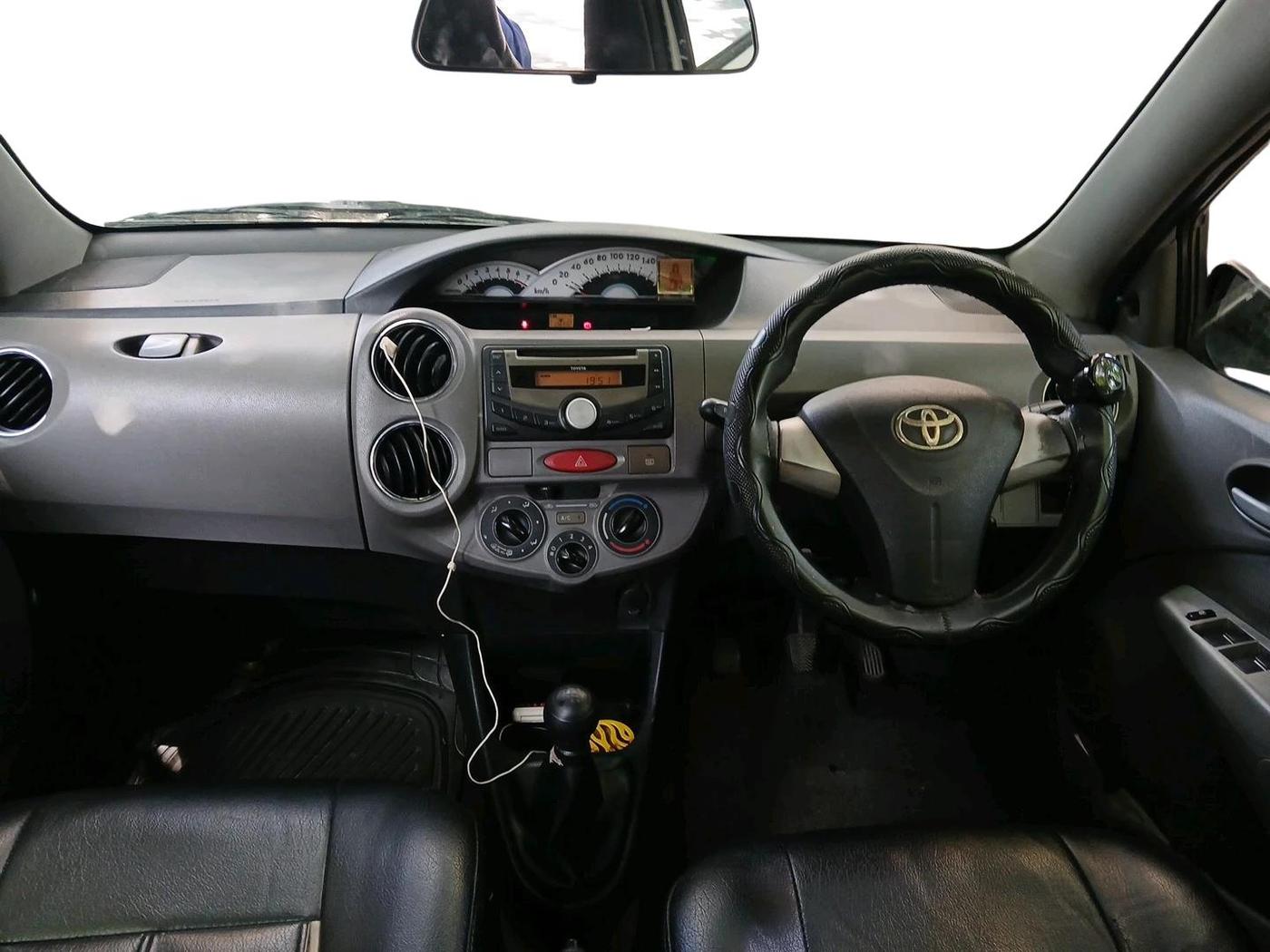 2011 Toyota Etios Liva V, Petrol, Manual, 1,36,992 km, interior
