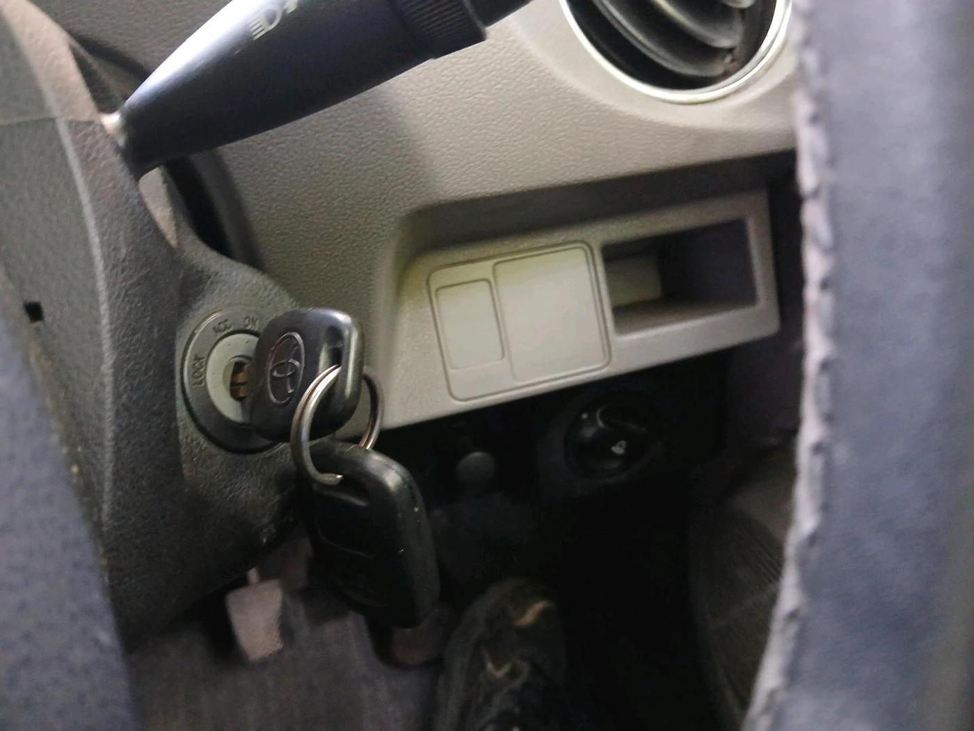 2011 Toyota Etios Liva V, Petrol, Manual, 1,36,992 km, interior