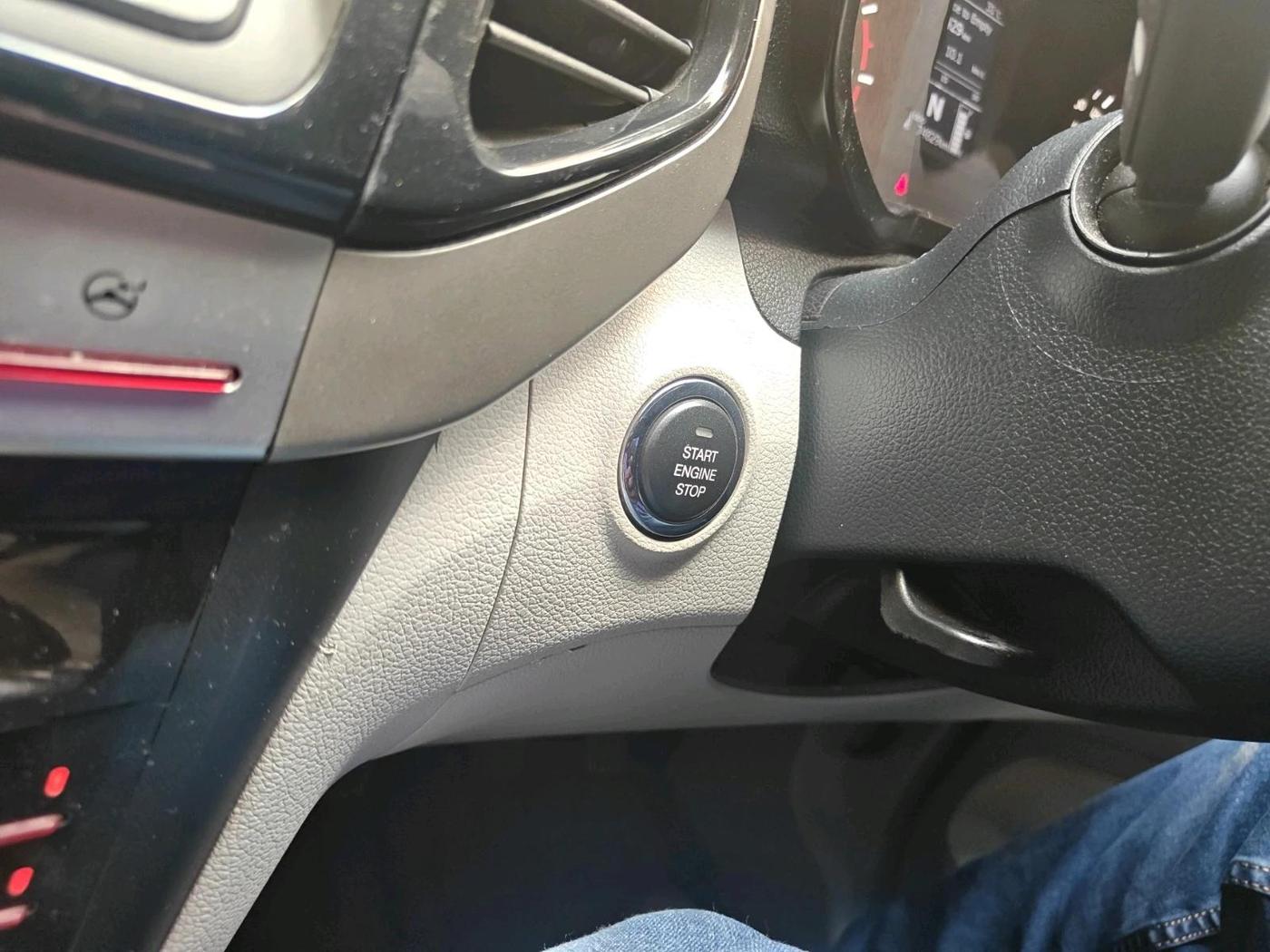2021 Mahindra XUV300 W8 1.2 PETROL, Petrol, Manual, 74,829 km, interior
