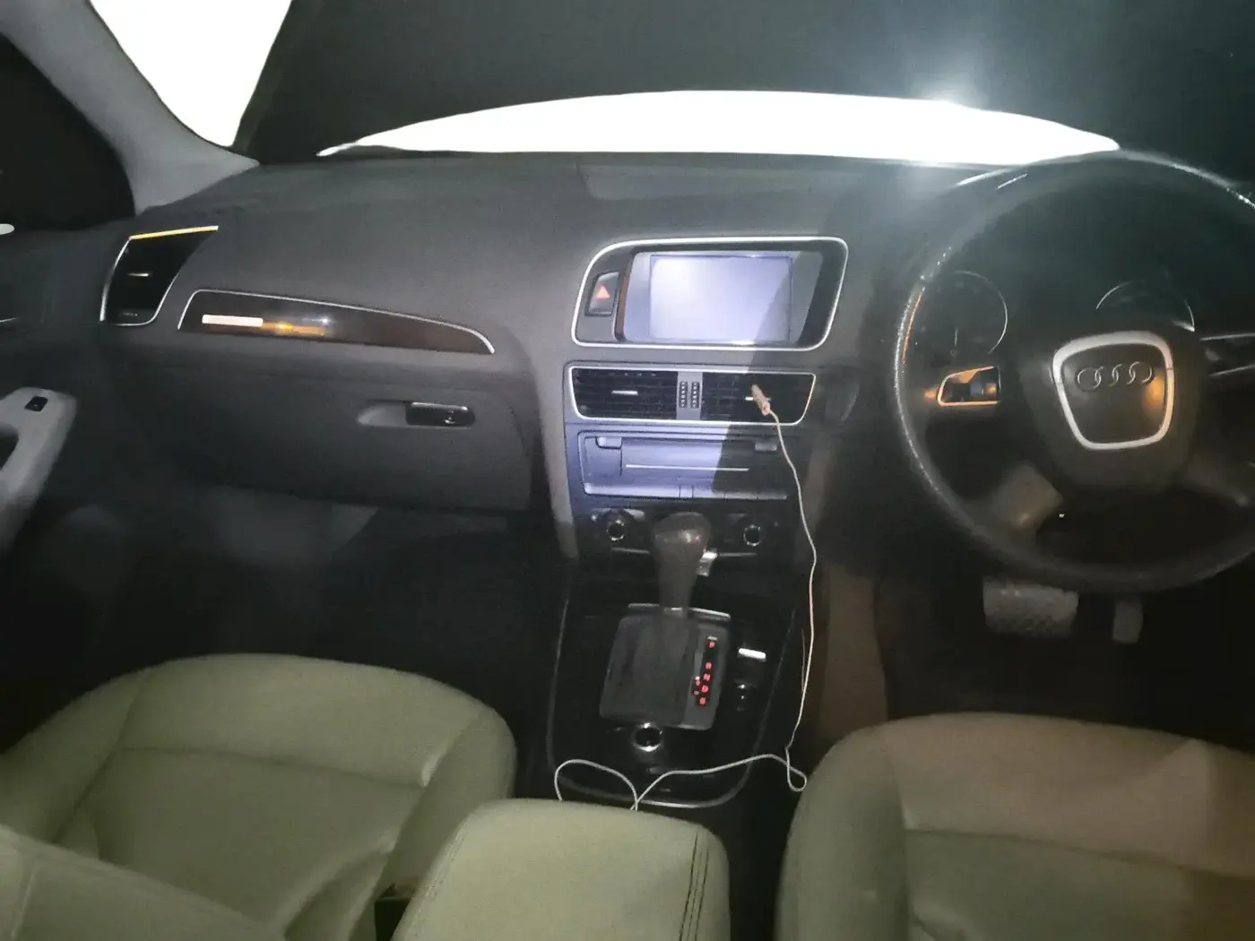 2011 Audi Q5 2.0 TFSI QUATTRO, Petrol, Automatic, 1,48,511 km, interior