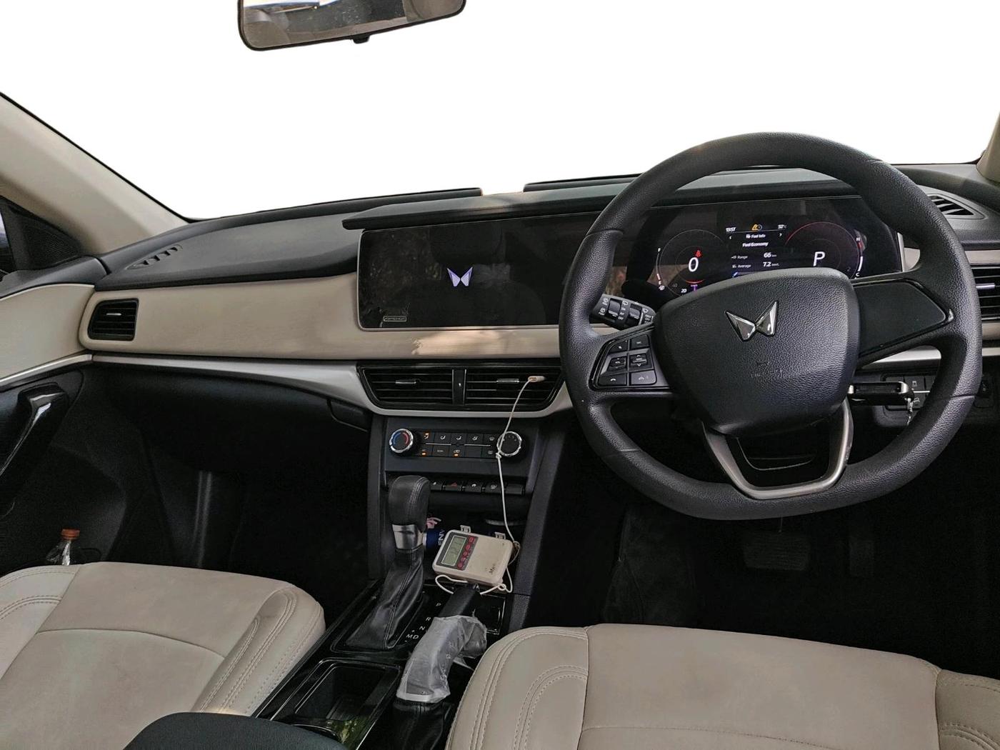 2022 Mahindra XUV700 AX 5 P AT 5 STR, Petrol, Automatic, 31,015 km, interior