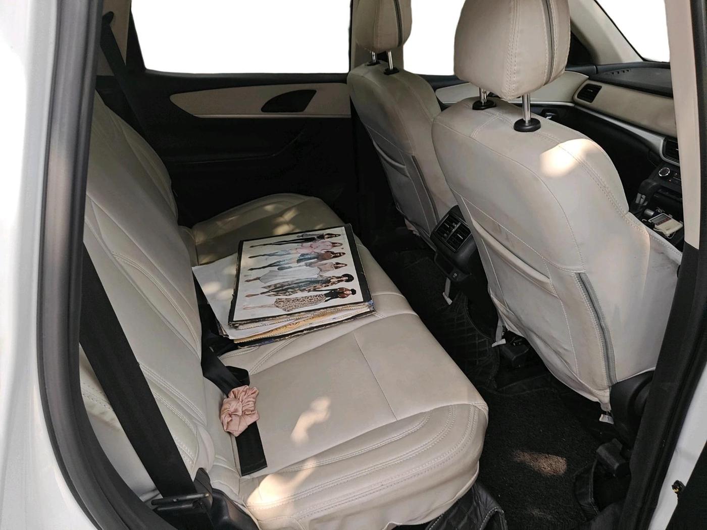 2022 Mahindra XUV700 AX 5 P AT 5 STR, Petrol, Automatic, 31,015 km, interior