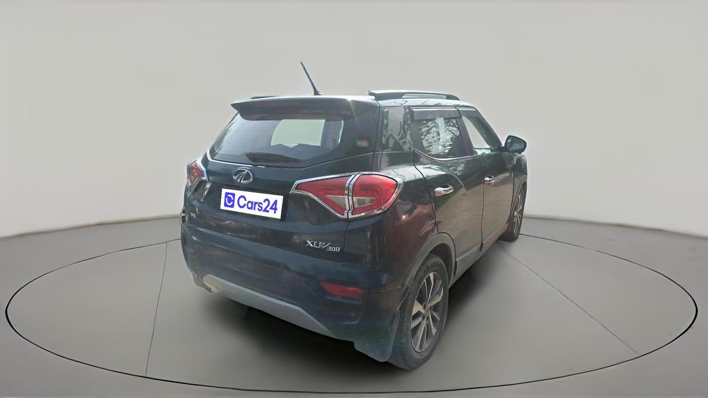 2020 Mahindra XUV300 W8 (O) 1.2 PETROL, Petrol, Manual, 88,455 km, exterior