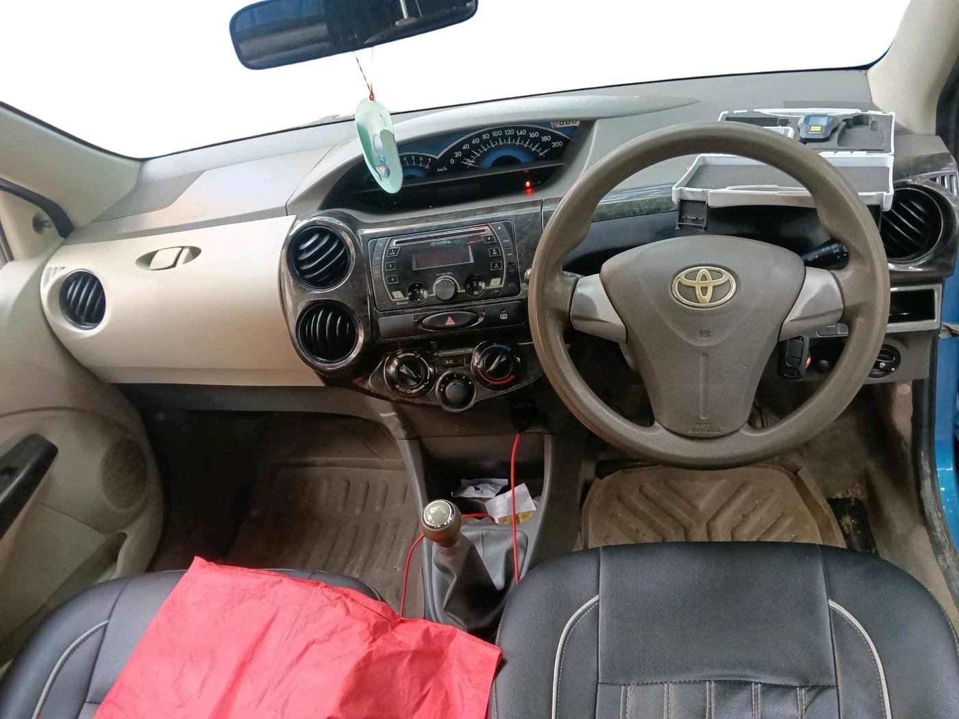 2016 Toyota Etios Liva V, Petrol, Manual, 1,40,035 km, interior