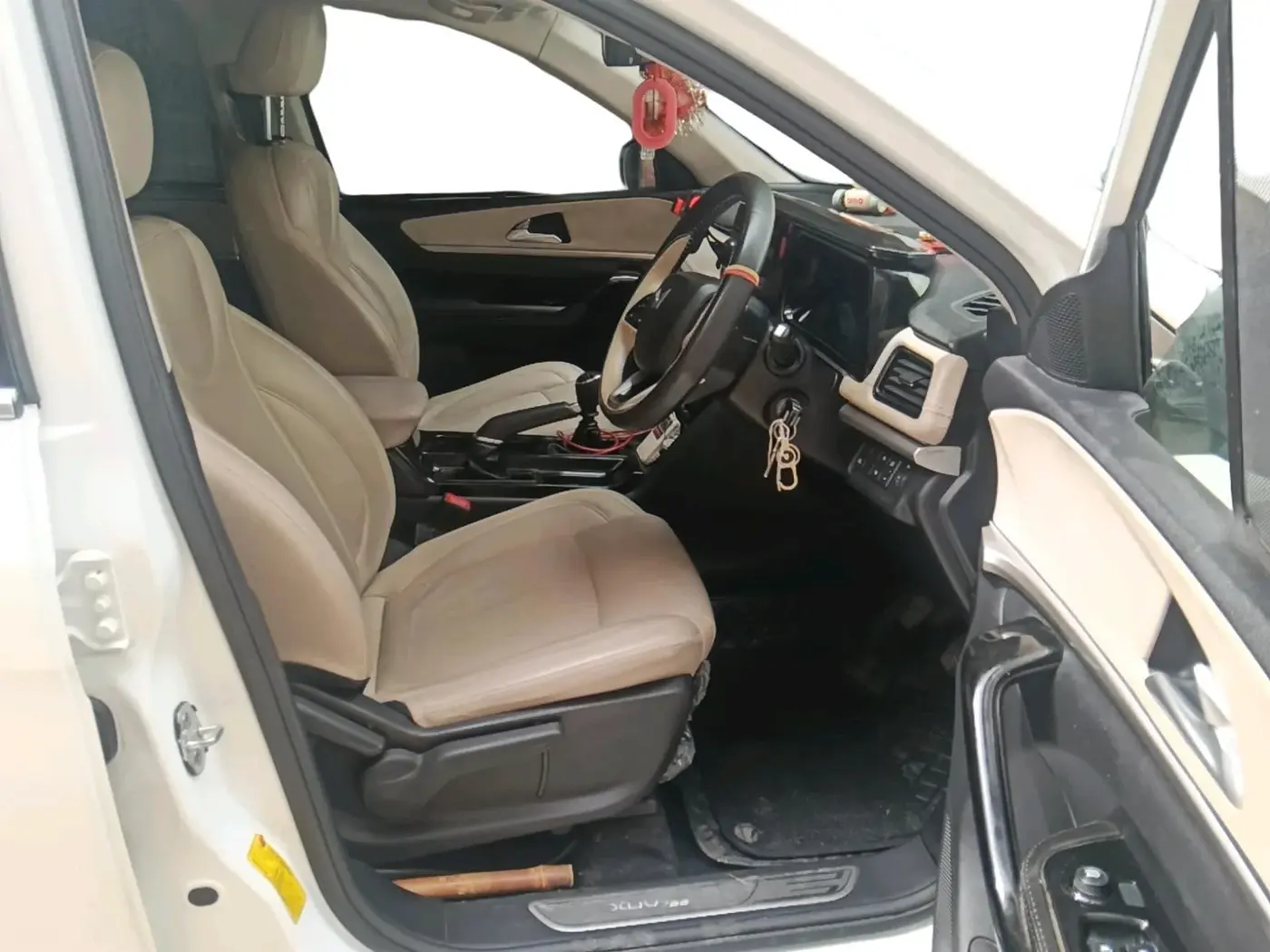 2023 Mahindra XUV700 MX P MT 5 STR, Petrol, Manual, 26,426 km, interior