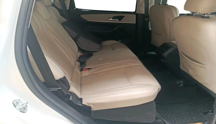 2023 Mahindra XUV700 MX P MT 5 STR, Petrol, Manual, 26,426 km, interior