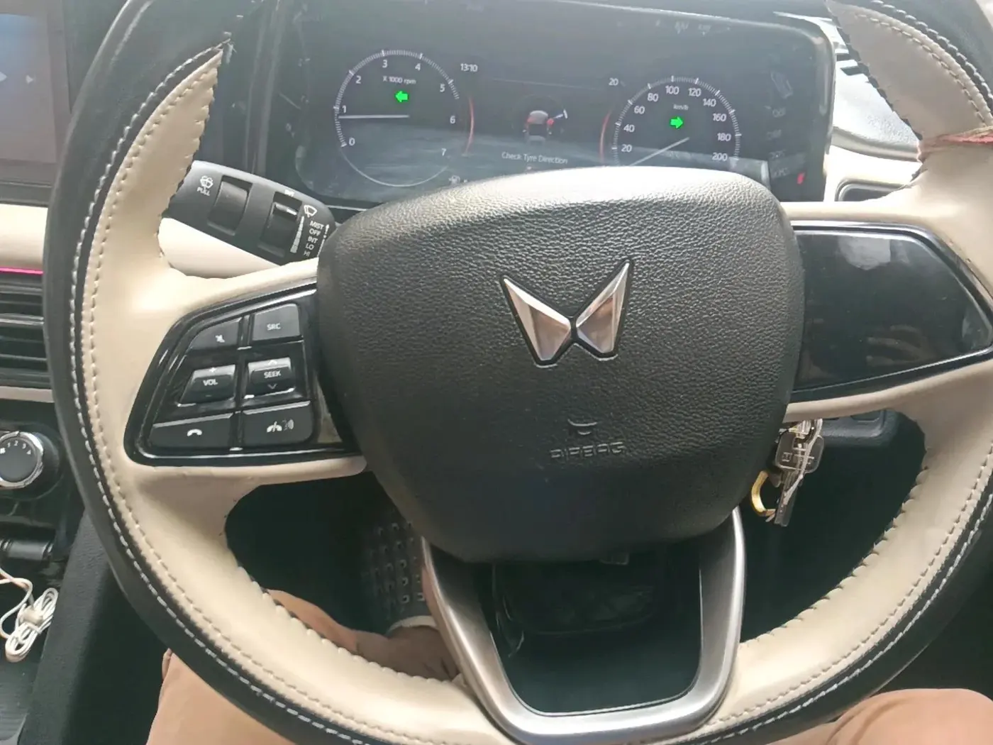 2023 Mahindra XUV700 MX P MT 5 STR, Petrol, Manual, 26,426 km, interior