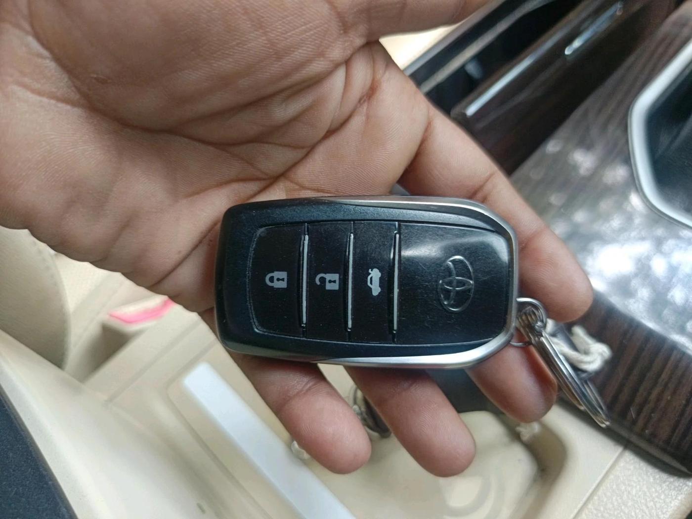 2017 Toyota Camry HYBRID, Hybrid, Automatic, 1,06,972 km, interior